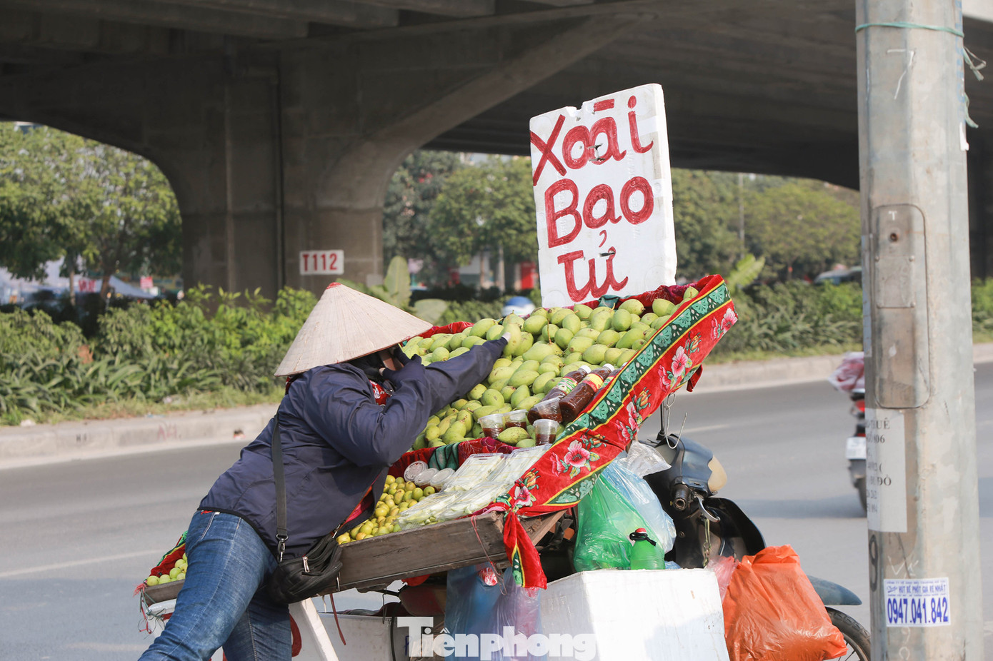 Hoa quả giá rẻ không rõ nguồn gốc bày bán ngập phố Hà Nội ảnh 7