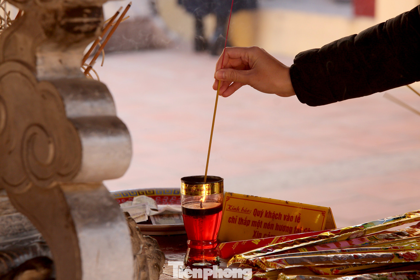 Nhiều người Hà Nội tranh thủ nghỉ trưa đi lễ 'Tứ trấn' ngày mùng 1 cuối cùng của năm ảnh 12