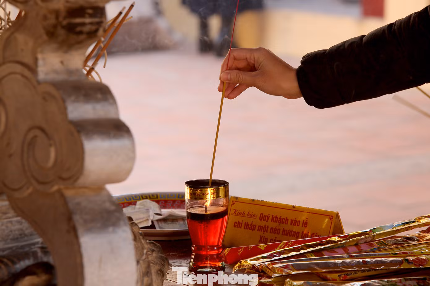 Nhiều người Hà Nội tranh thủ nghỉ trưa đi lễ 'Tứ trấn' ngày mùng 1 cuối cùng của năm ảnh 12