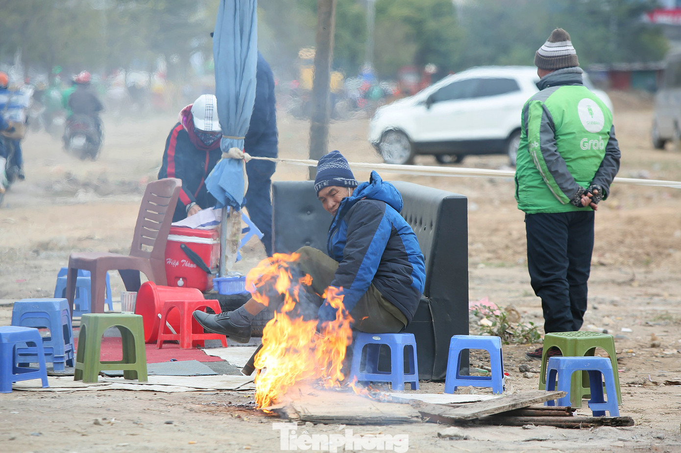 Cuộc sống đảo lộn của người lao động Thủ đô trong ngày lạnh nhất từ đầu mùa ảnh 4