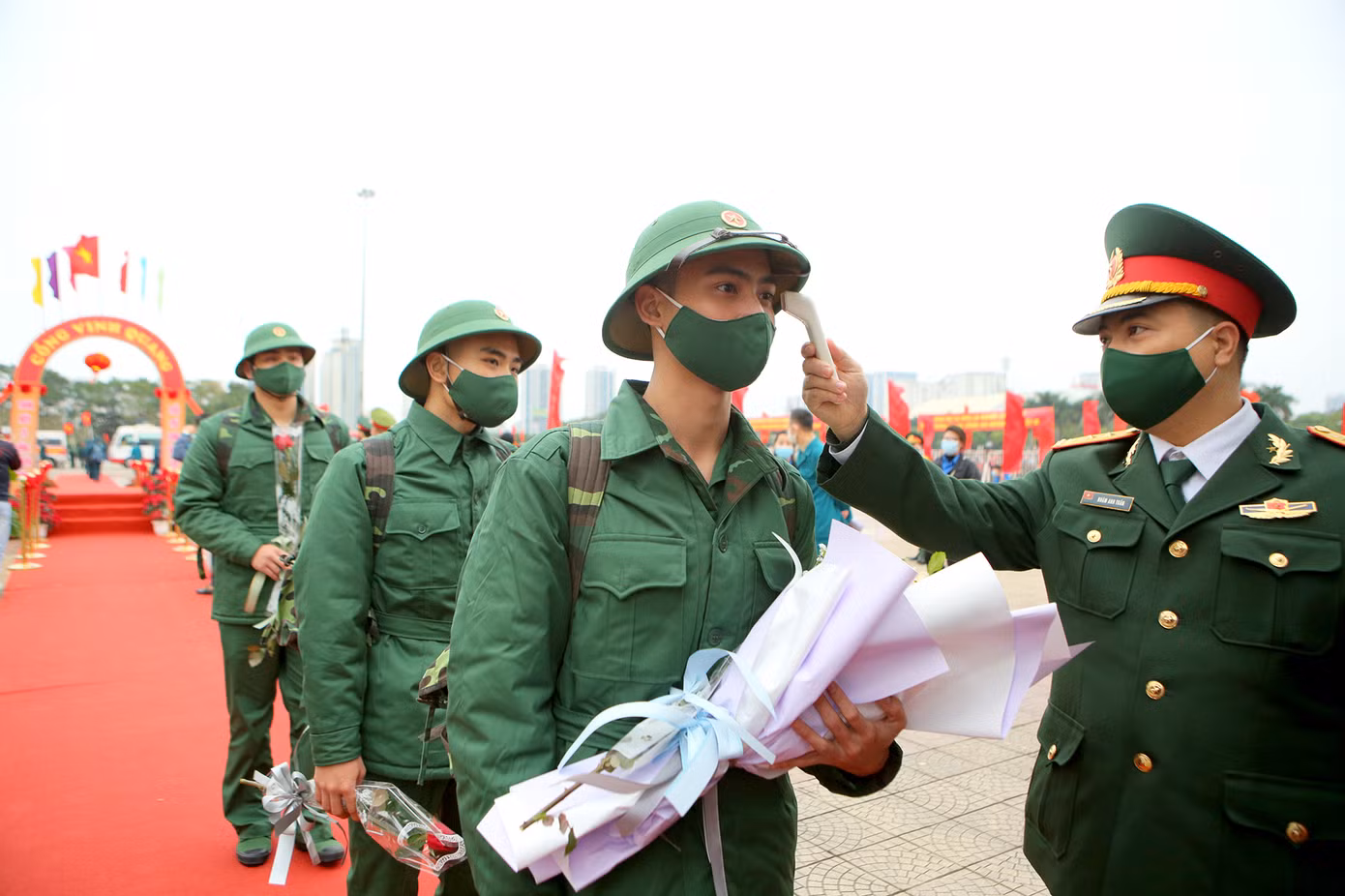 Hơn 1.400 thanh niên nhập ngũ ở Huế đều khám, xét nghiệm ngừa COVID-19 ảnh 8