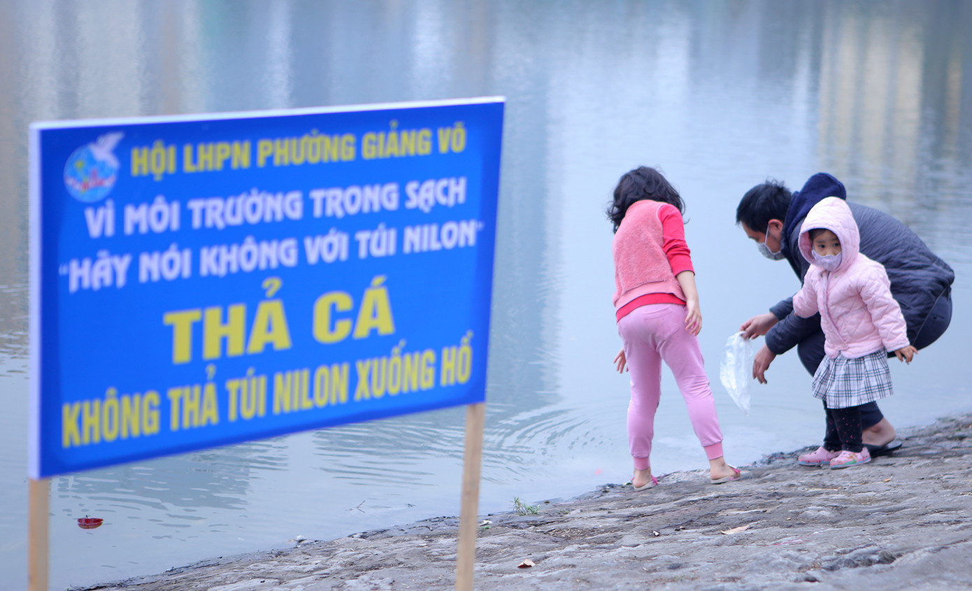 Người dân dùng ròng rọc thả cá chép tiễn ông Công ông Táo chầu trời ảnh 2