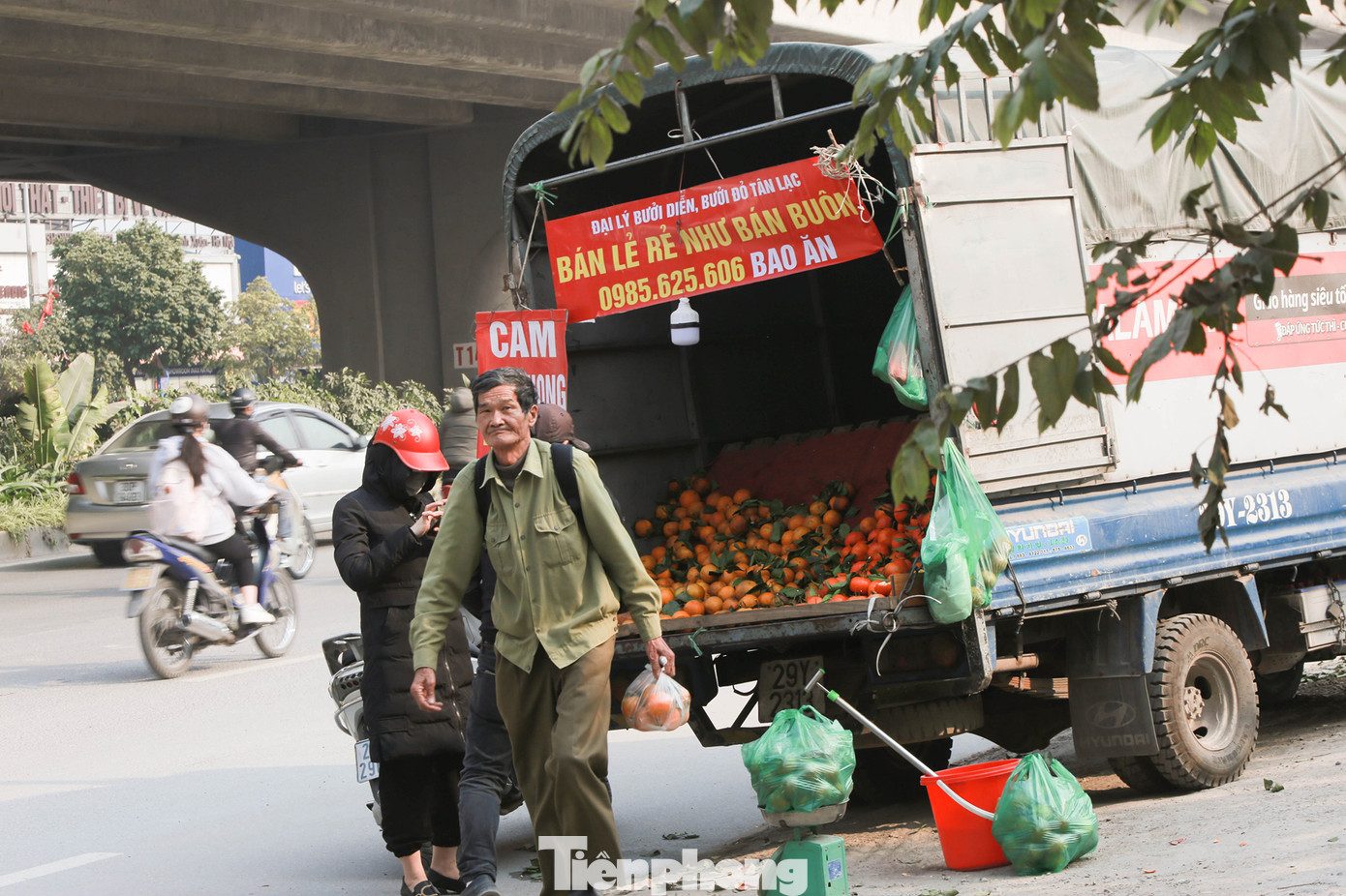 Hoa quả giá rẻ không rõ nguồn gốc bày bán ngập phố Hà Nội ảnh 5