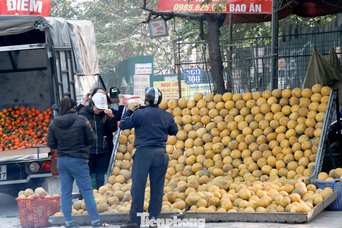 Hoa quả giá rẻ không rõ nguồn gốc bày bán ngập phố Hà Nội ảnh 12