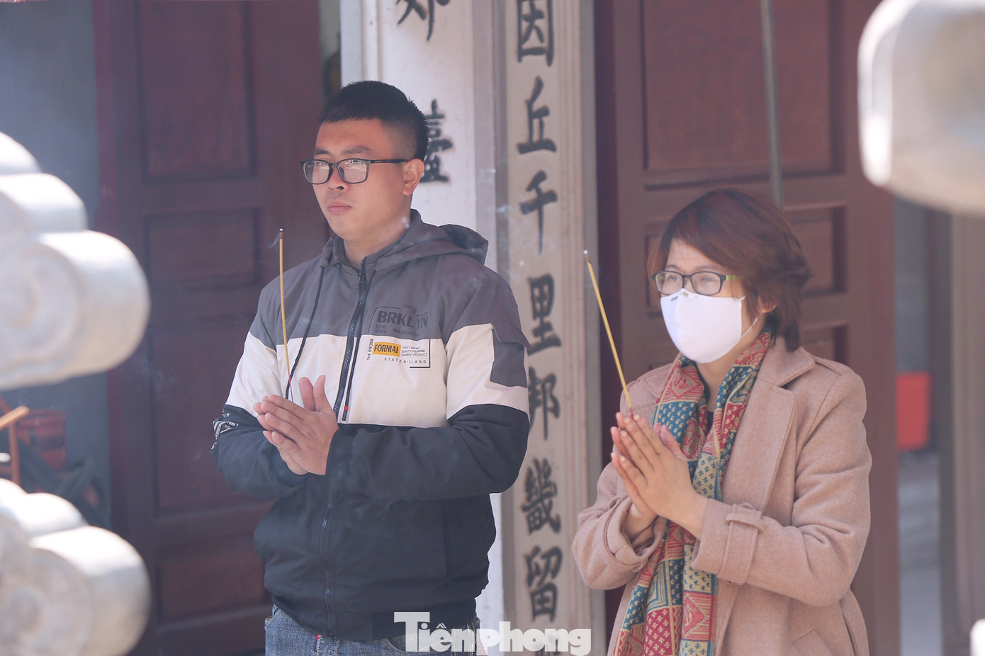 Nhiều người Hà Nội tranh thủ nghỉ trưa đi lễ 'Tứ trấn' ngày mùng 1 cuối cùng của năm ảnh 16