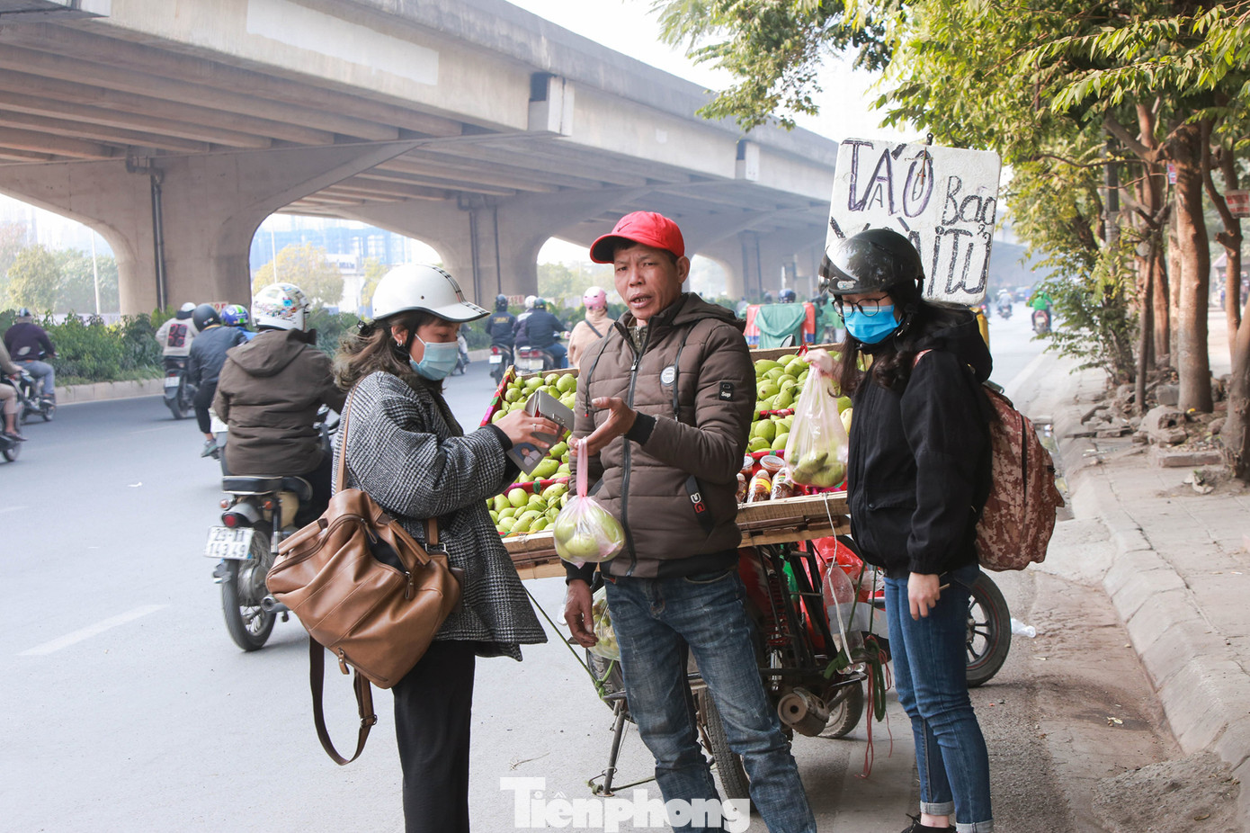 Hoa quả giá rẻ không rõ nguồn gốc bày bán ngập phố Hà Nội ảnh 8