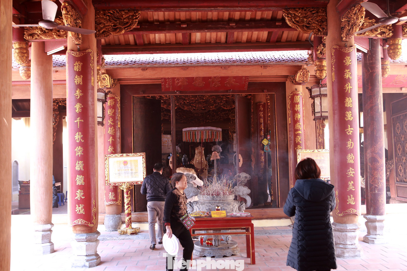 Nhiều người Hà Nội tranh thủ nghỉ trưa đi lễ 'Tứ trấn' ngày mùng 1 cuối cùng của năm ảnh 11