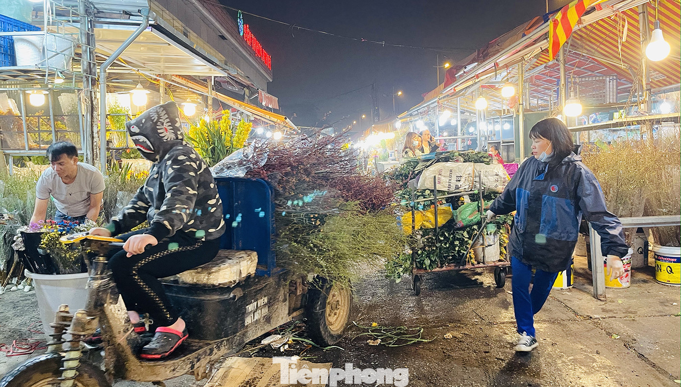 Người lao động, tiểu thương chợ hoa 'ngồi trên lửa' khi dịch COVID-19 bùng phát ảnh 3