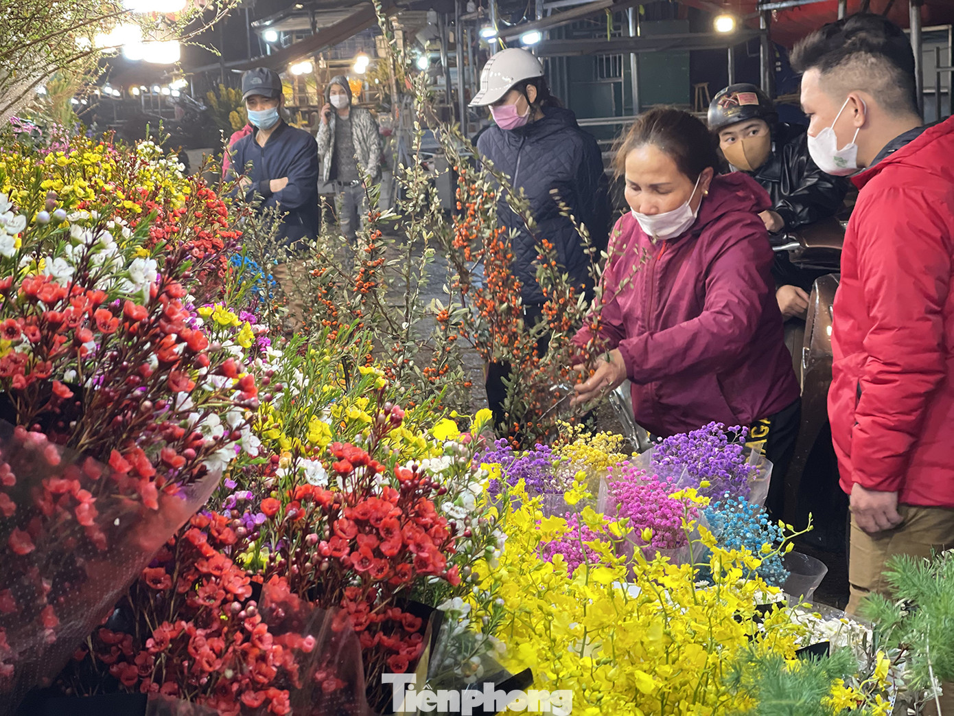Người lao động, tiểu thương chợ hoa 'ngồi trên lửa' khi dịch COVID-19 bùng phát ảnh 12