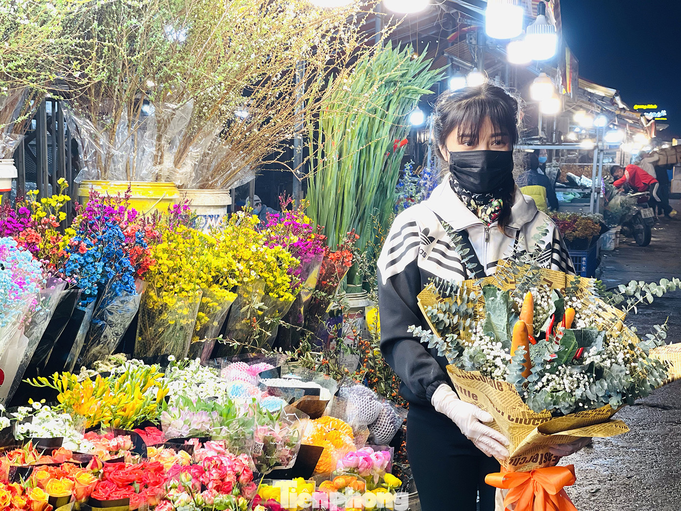 Người lao động, tiểu thương chợ hoa 'ngồi trên lửa' khi dịch COVID-19 bùng phát ảnh 11