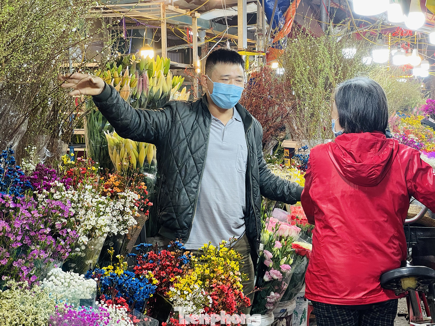 Người lao động, tiểu thương chợ hoa 'ngồi trên lửa' khi dịch COVID-19 bùng phát ảnh 13
