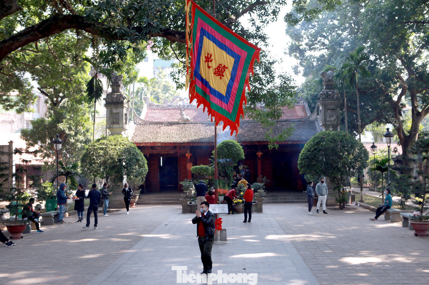 Nhiều người Hà Nội tranh thủ nghỉ trưa đi lễ 'Tứ trấn' ngày mùng 1 cuối cùng của năm ảnh 6