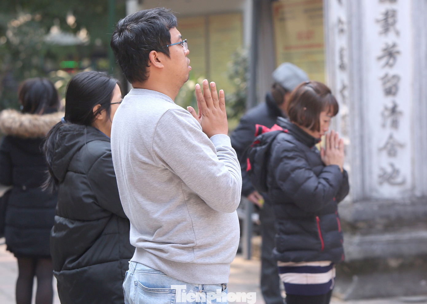 Nhiều người Hà Nội tranh thủ nghỉ trưa đi lễ 'Tứ trấn' ngày mùng 1 cuối cùng của năm ảnh 13