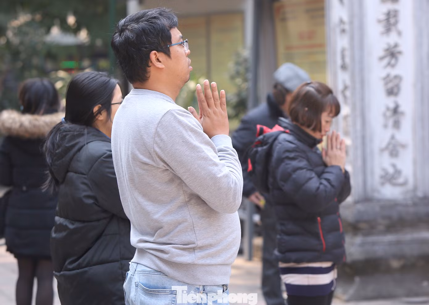 Nhiều người Hà Nội tranh thủ nghỉ trưa đi lễ 'Tứ trấn' ngày mùng 1 cuối cùng của năm ảnh 13