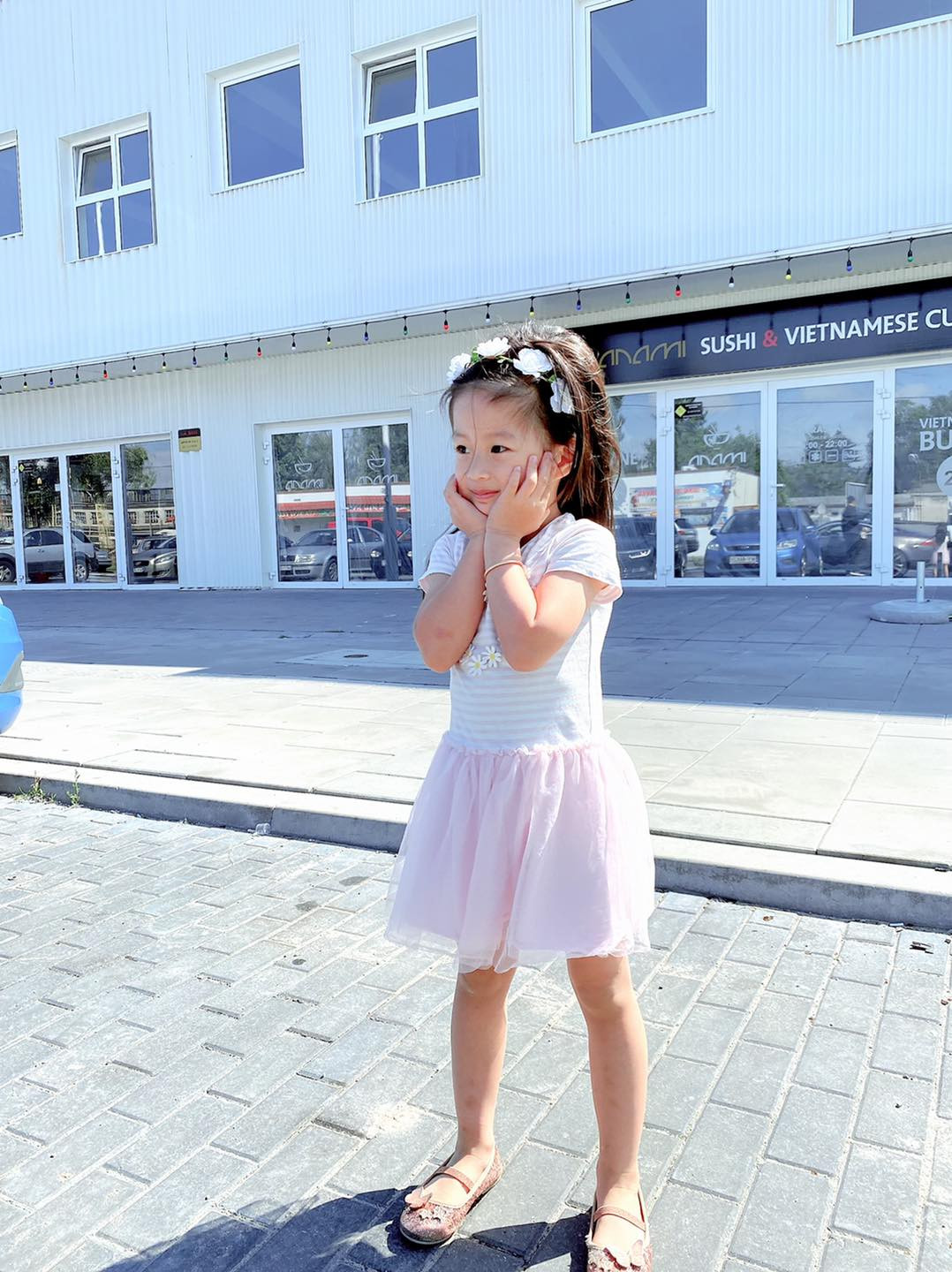 Á hậu Diễm Trang chia sẻ cuộc sống thời COVID-19 ở Ba Lan ảnh 2