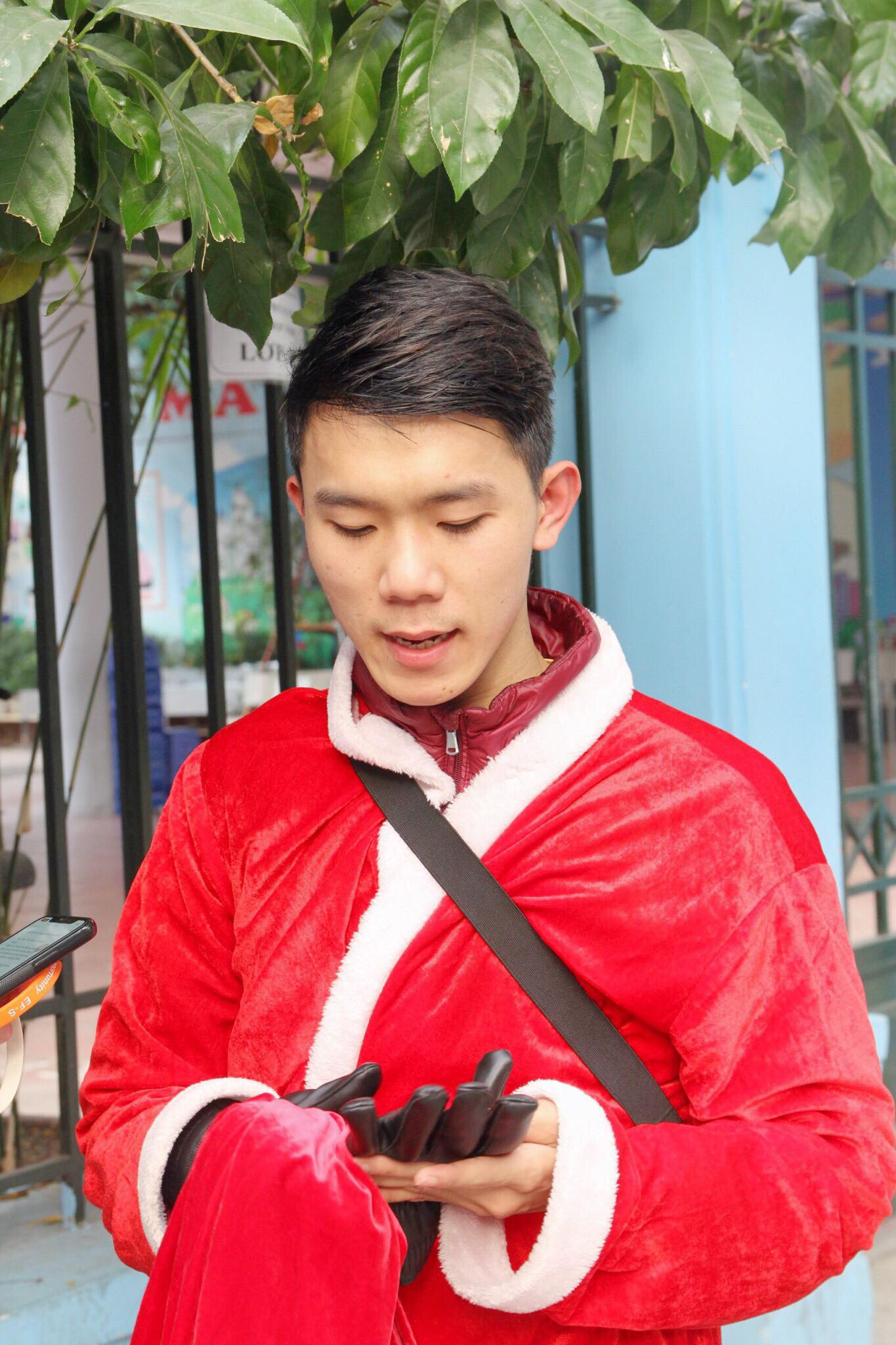 Một ngày bận rộn của 'ông già Noel' 9x tại Hà Nội ảnh 10