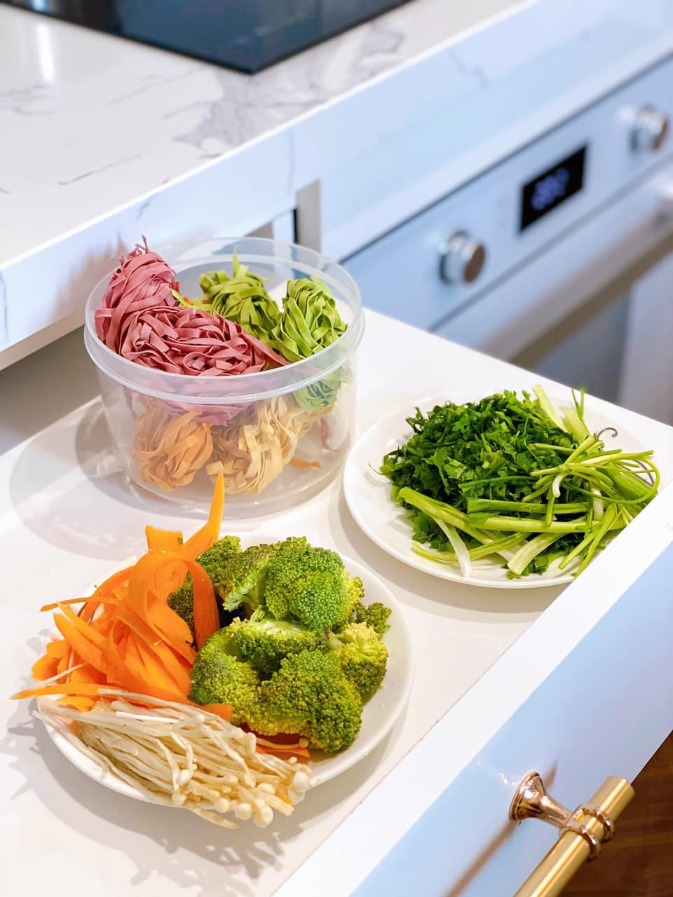 Hoa hậu Ngọc Hân vào bếp làm mì ngũ sắc cho ngày ăn chay ảnh 1