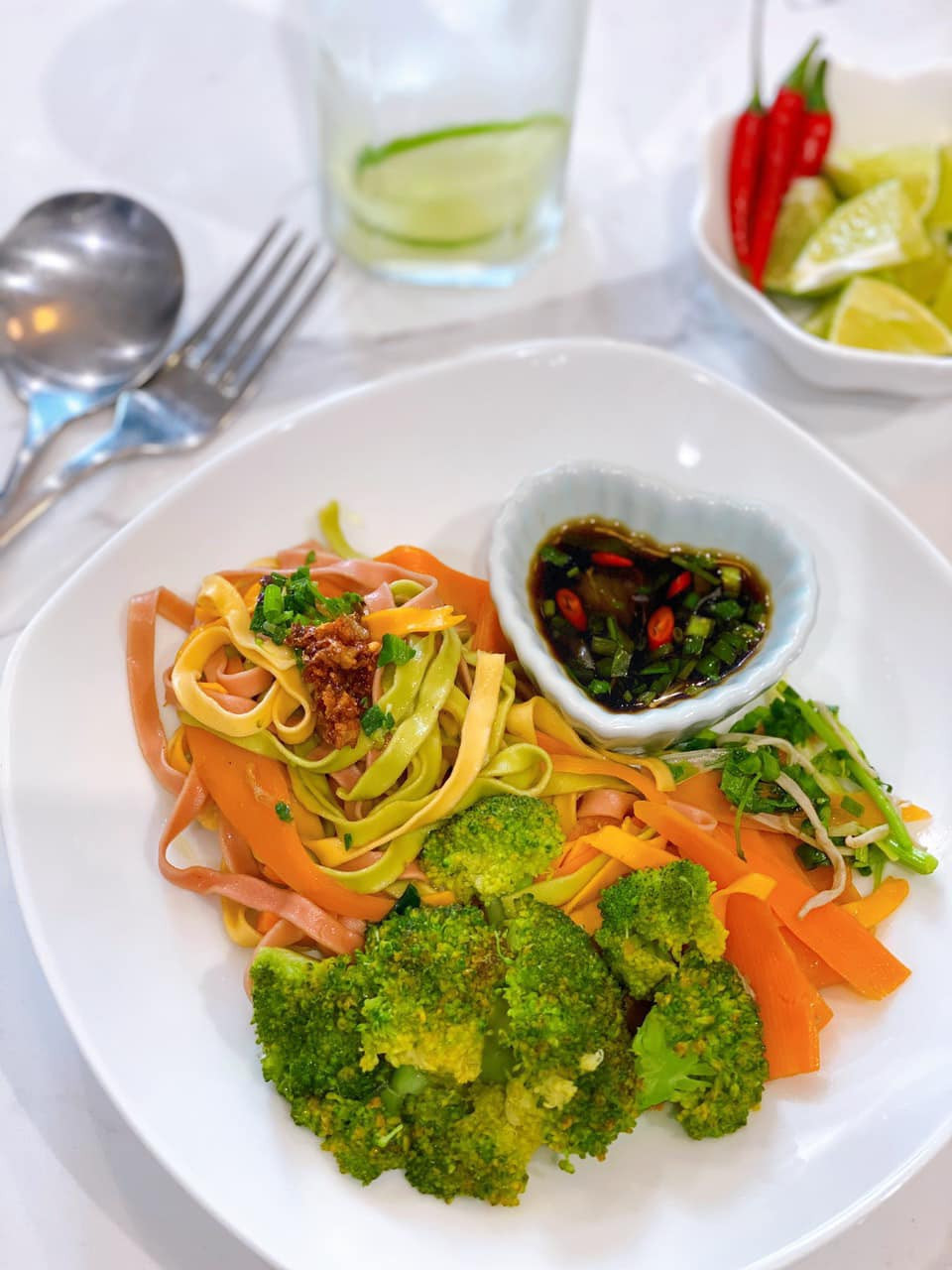 Hoa hậu Ngọc Hân vào bếp làm mì ngũ sắc cho ngày ăn chay ảnh 3