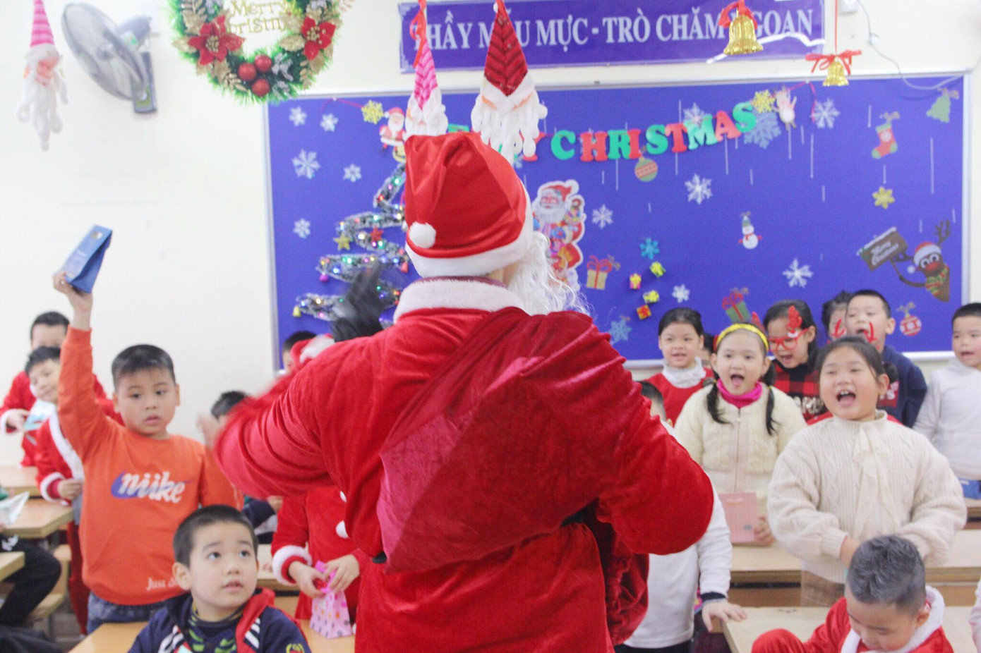 Một ngày bận rộn của 'ông già Noel' 9x tại Hà Nội ảnh 9