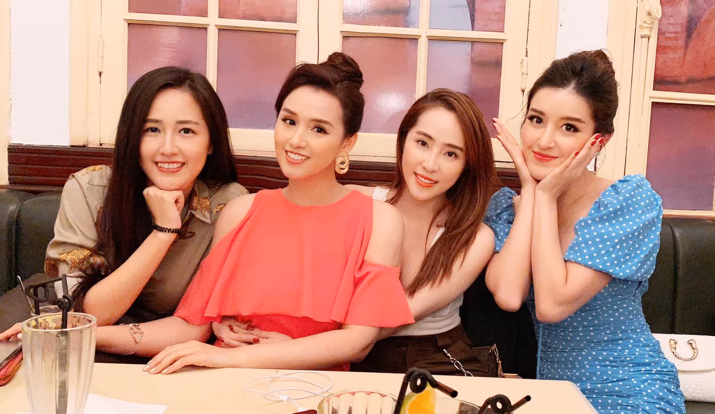 Á hậu Thụy Vân tụ họp cùng hội bạn thân 'vũ trụ VFC' ảnh 2