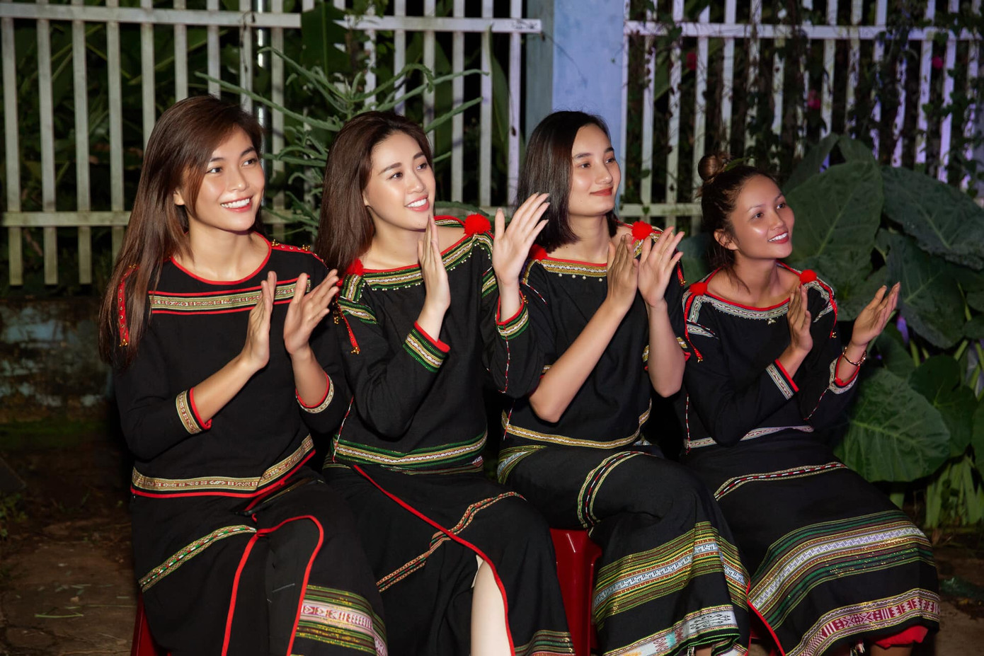 Hoa hậu H'Hen Niê, Khánh Vân và người đẹp mang trung thu về với buôn làng ảnh 1