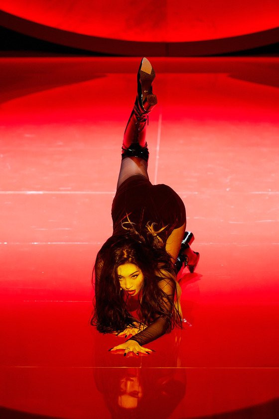 Vũ đạo gợi dục gây tranh cãi của nữ idol đình đám xứ Hàn ảnh 4