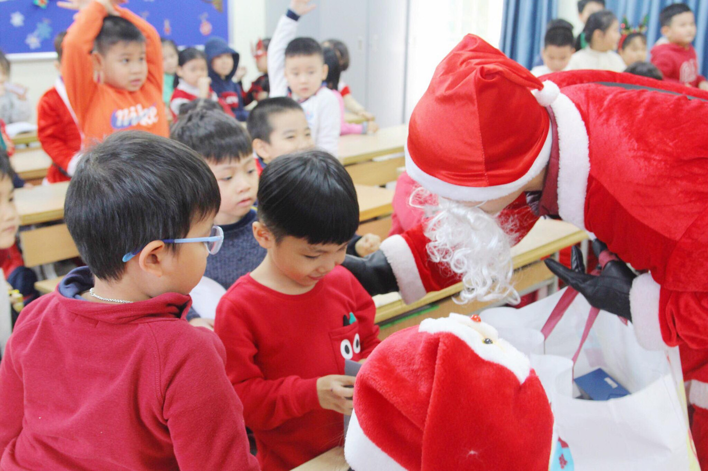 Một ngày bận rộn của 'ông già Noel' 9x tại Hà Nội ảnh 3