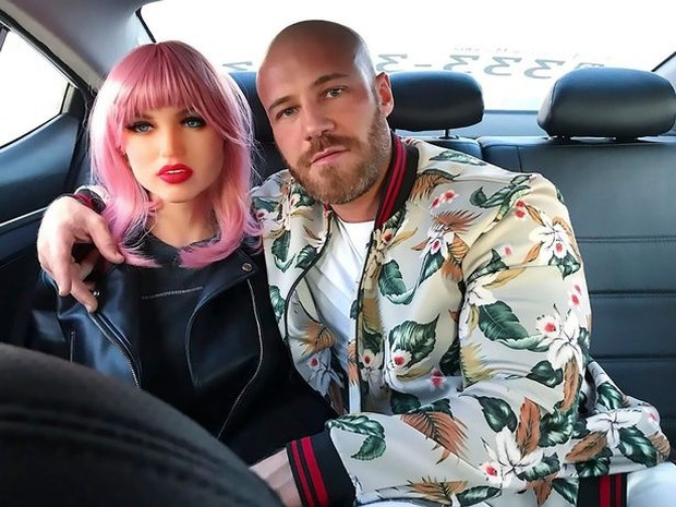 Vận động viên thể hình kết hôn cùng... búp bê sau hai năm 'hẹn hò' ảnh 1