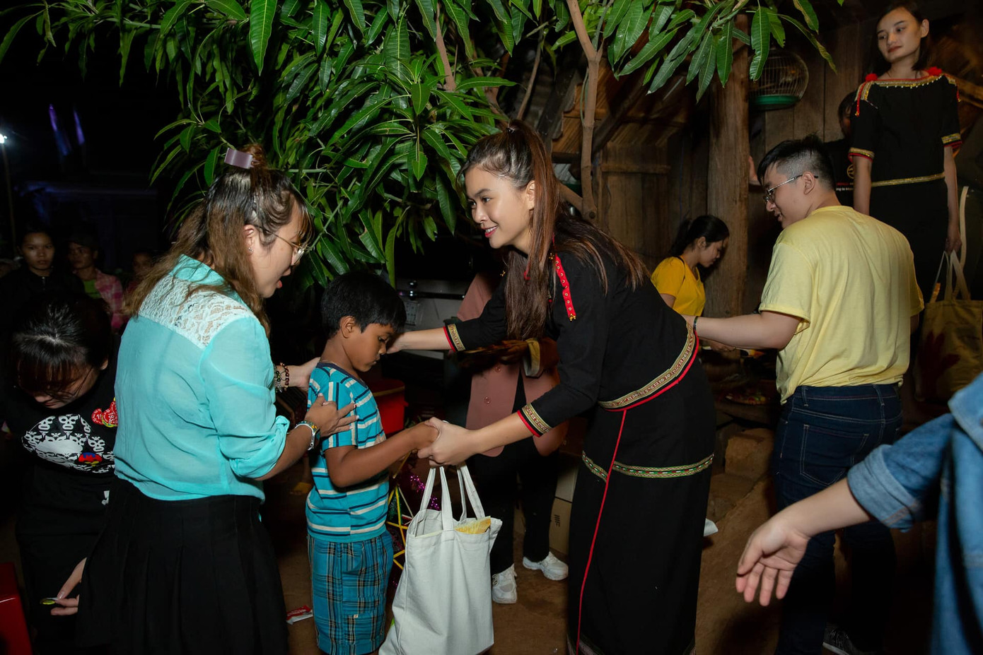 Hoa hậu H'Hen Niê, Khánh Vân và người đẹp mang trung thu về với buôn làng ảnh 5