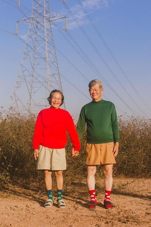 Cặp đôi U70 gây 'sốt' vì gu thời trang đôi cực ngầu như giới trẻ ảnh 4