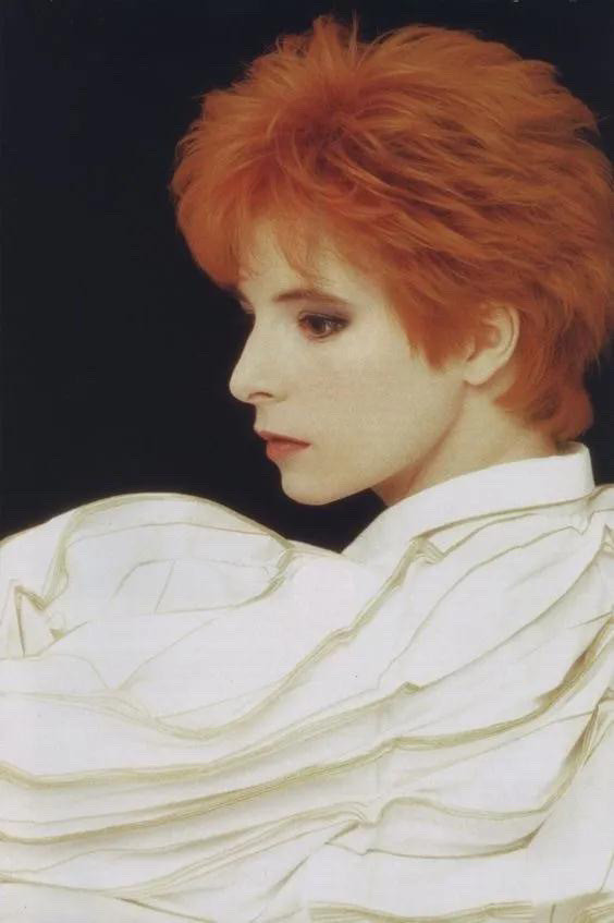 Nhan sắc 'bước ra từ truyện tranh' của nữ danh ca U60 người Pháp ảnh 1