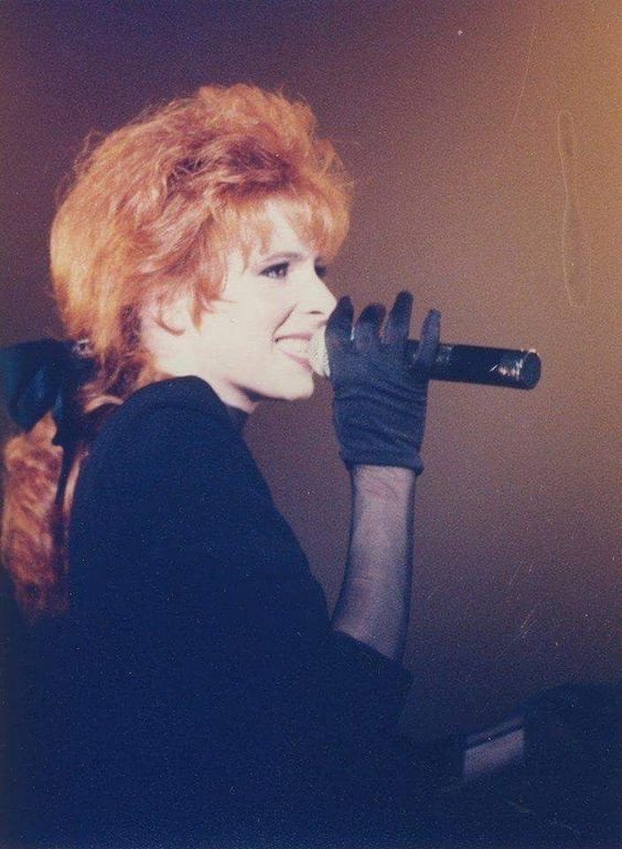 Nhan sắc 'bước ra từ truyện tranh' của nữ danh ca U60 người Pháp ảnh 6