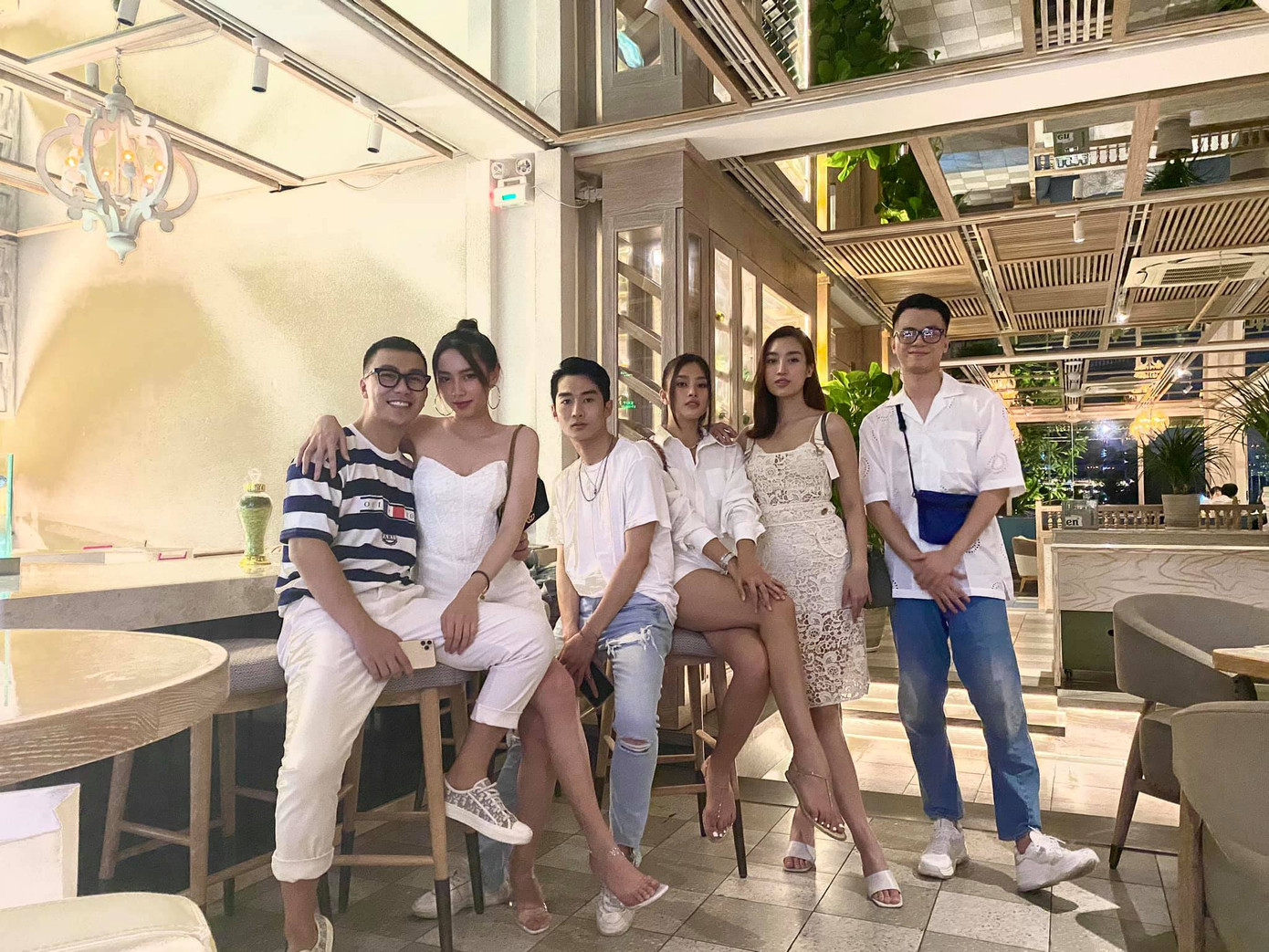 'Hội chị em hoa hậu' giản dị tụ họp trong bữa tiệc sinh nhật của người đẹp Thùy Tiên ảnh 1