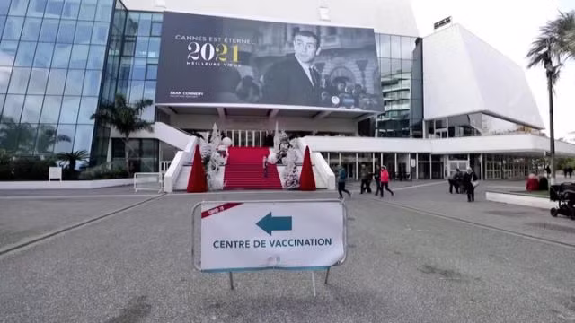 Liên hoan phim Cannes 2021 dời lịch, thảm đỏ trở thành địa điểm tiêm vắc xin COVID-19 ảnh 2