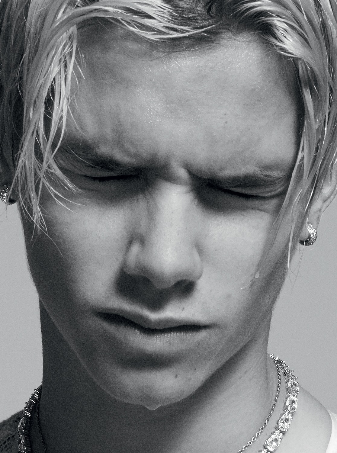 Quý tử thứ hai nhà Beckham lần đầu lên bìa tạp chí ảnh 5