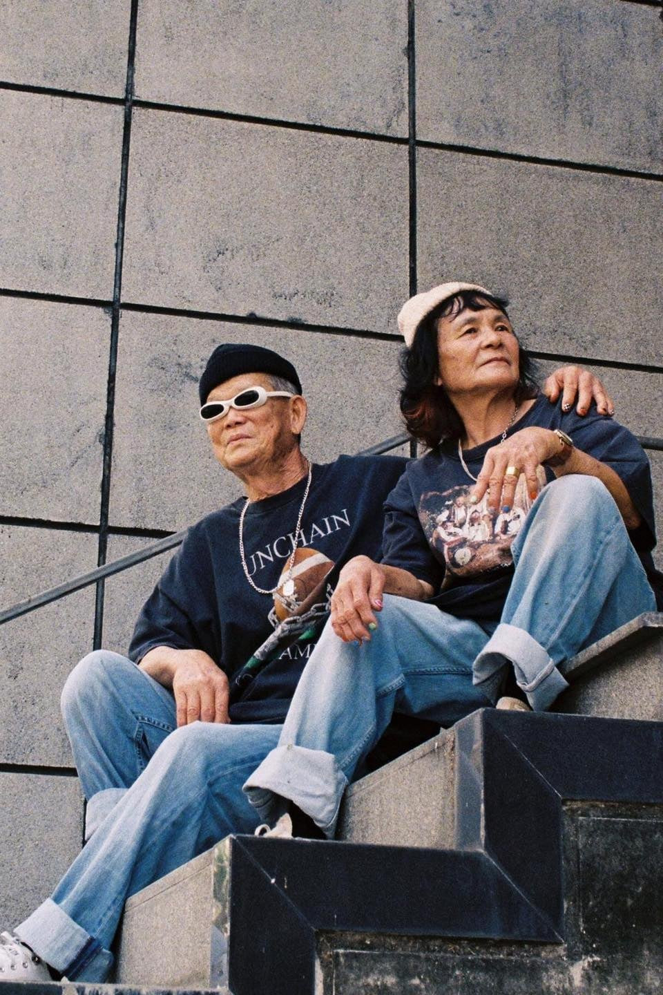 Cặp đôi U70 gây 'sốt' vì gu thời trang đôi cực ngầu như giới trẻ ảnh 6