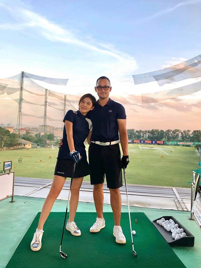 BTV Thu Hoài khoe ảnh tình tứ bên bạn trai tại sân golf ảnh 1