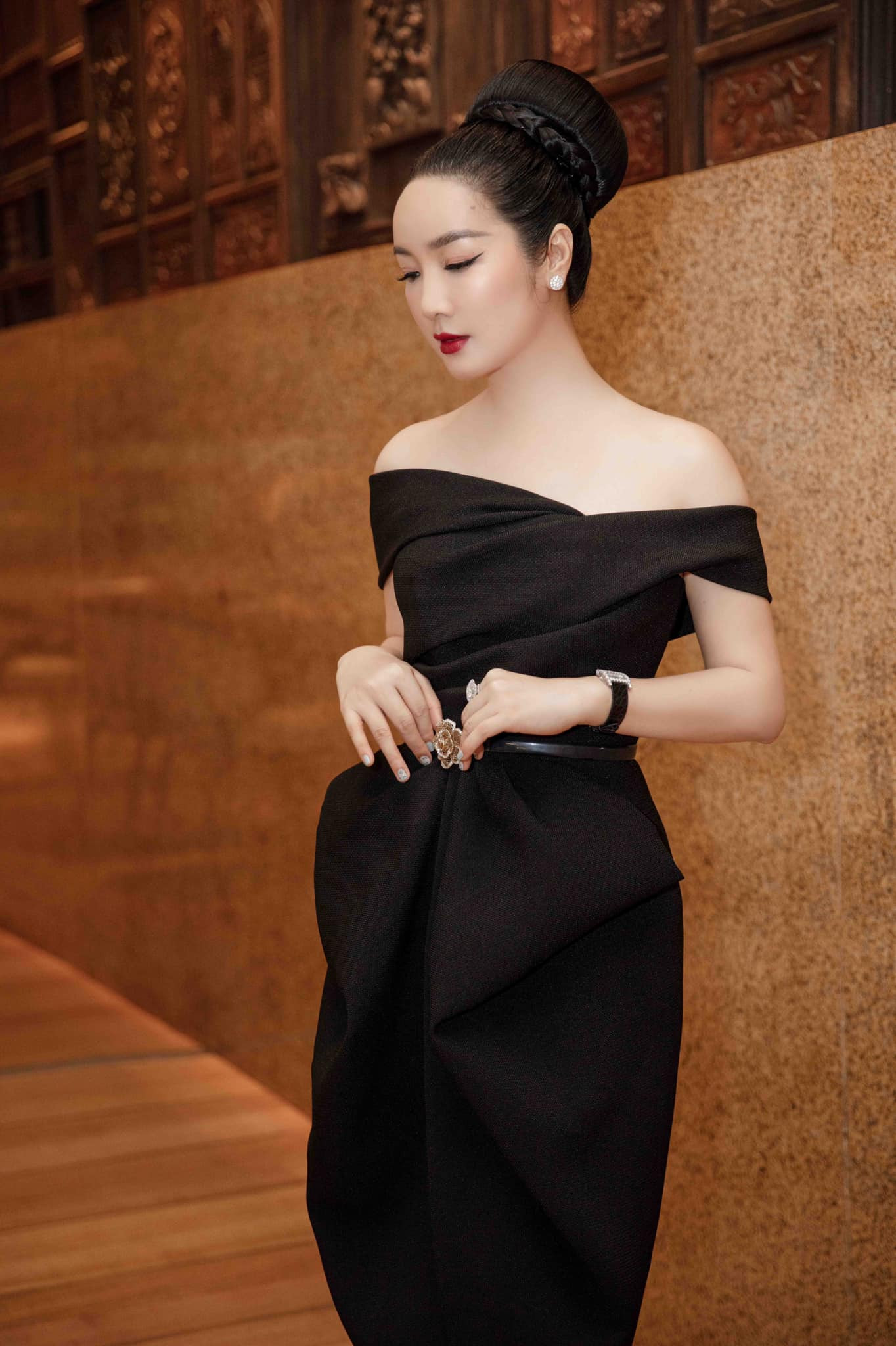 Hoa hậu Hà Kiều Anh khoe vai trần, 'đọ sắc' bên dàn mỹ nhân ảnh 1