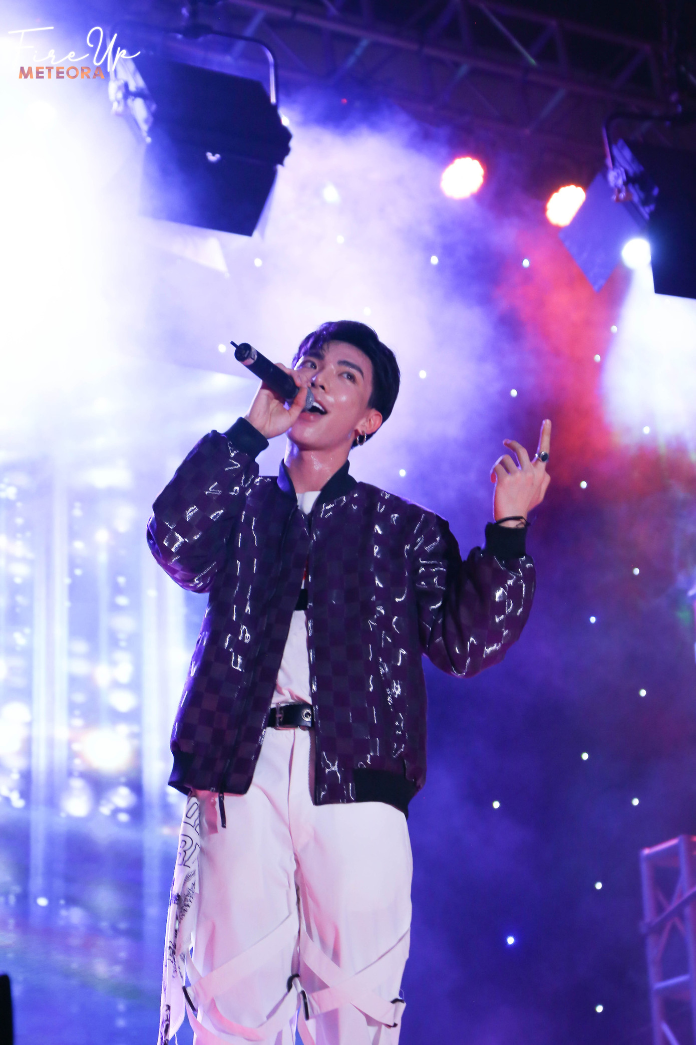 Erik cháy hết mình tại đêm nhạc hội chào tân sinh viên trường báo ảnh 2