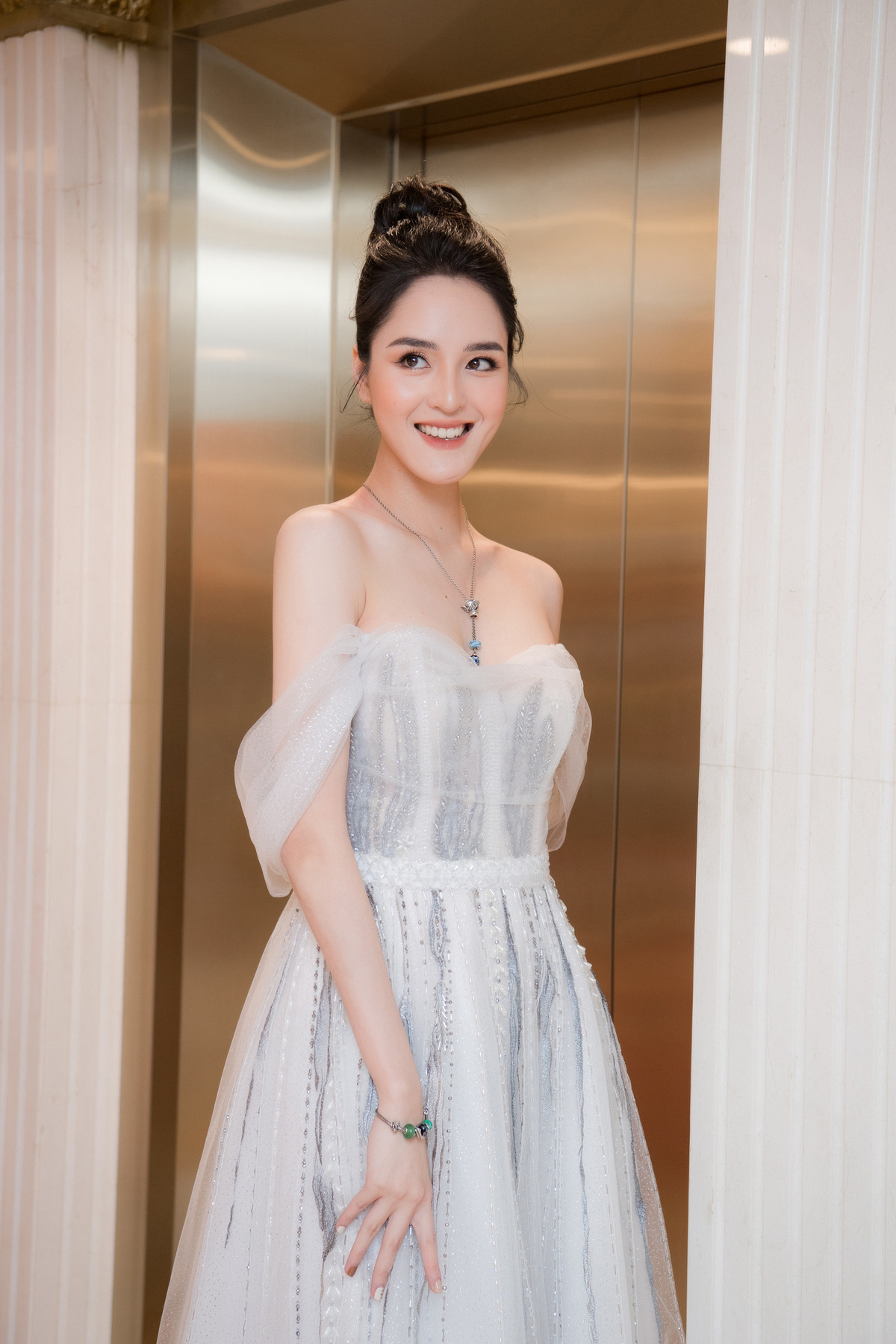 Hoa hậu Tiểu Vy, Đỗ Mỹ Linh mặc đẹp 'phủ sóng' mạng xã hội tuần qua ảnh 3