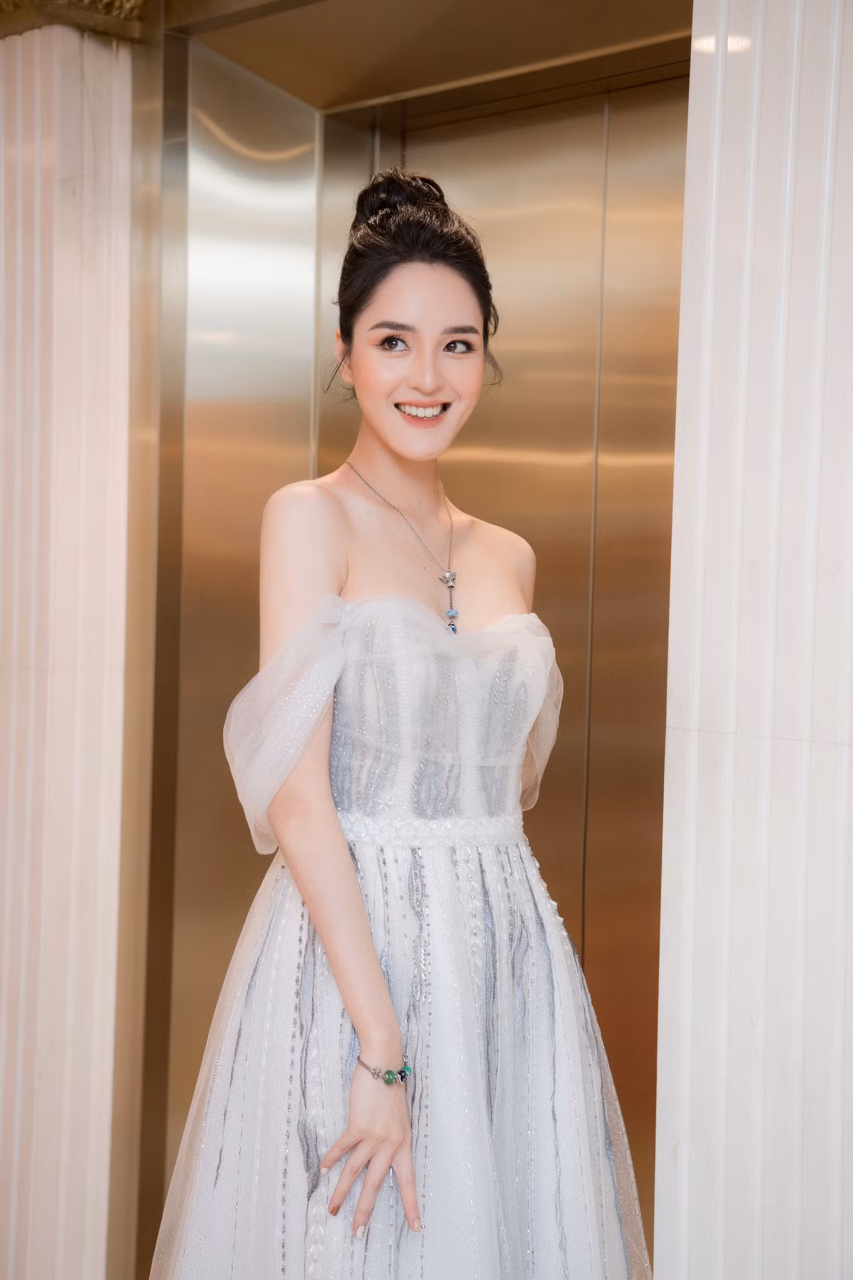 Hoa hậu Tiểu Vy, Đỗ Mỹ Linh mặc đẹp 'phủ sóng' mạng xã hội tuần qua ảnh 3