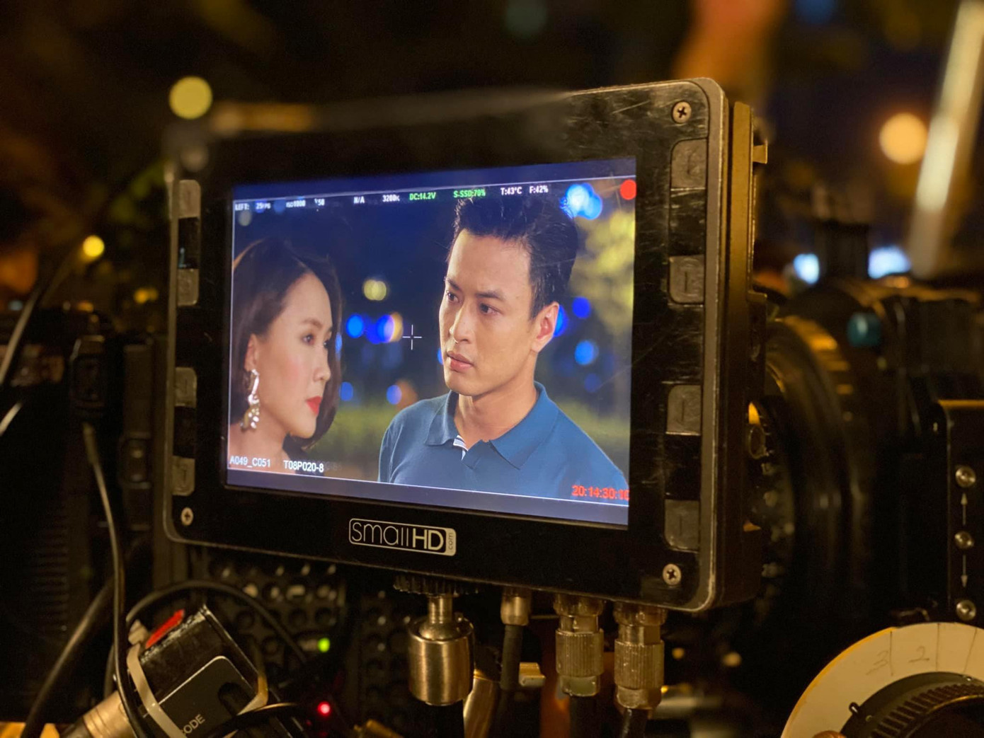 Lộ ảnh Hồng Diễm mặc váy ngắn sexy khác lạ, thân mật bên Hồng Đăng trong phim mới ảnh 4