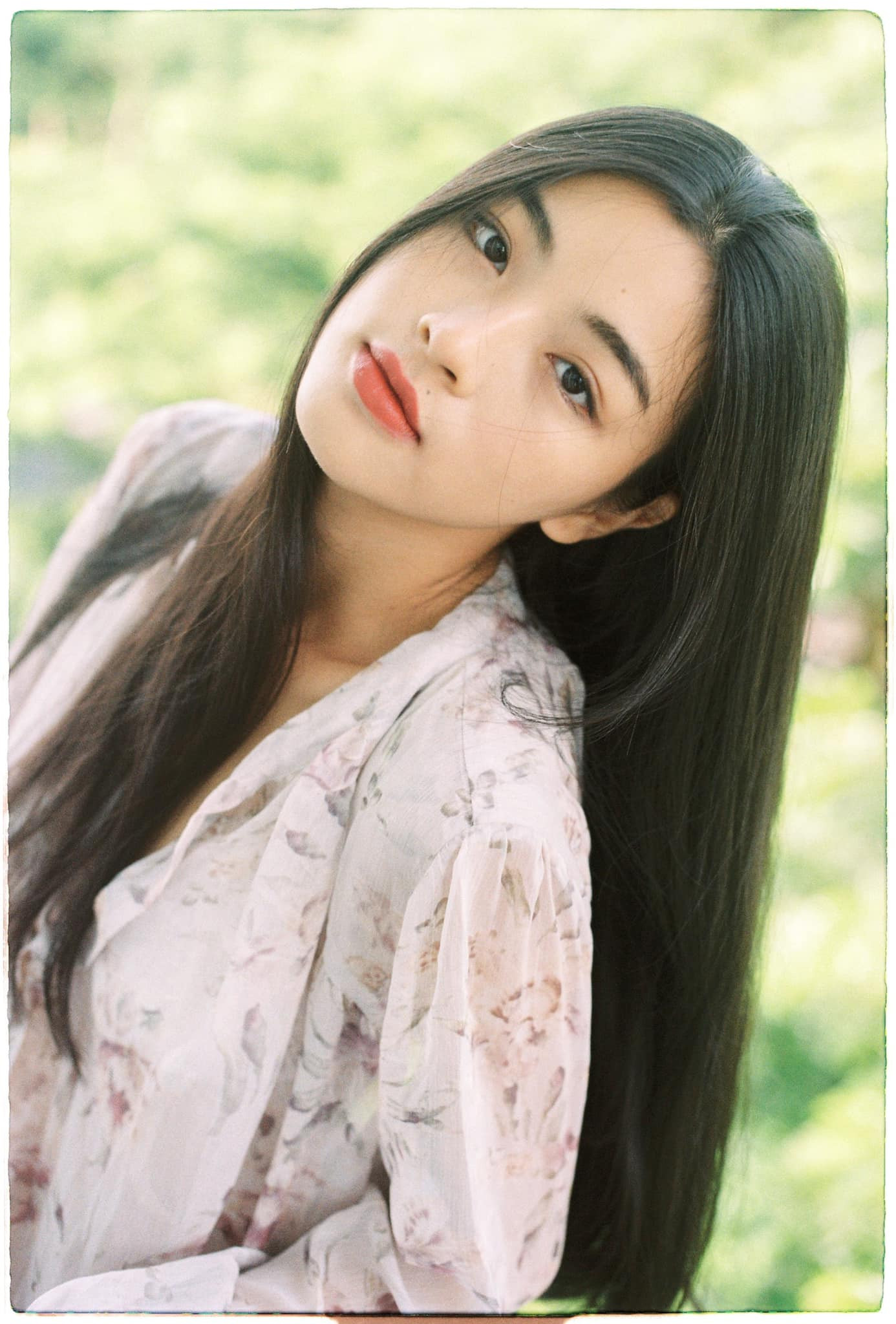 Vẻ đẹp trong veo, cực nữ tính của cô gái đóng 'Diễm xưa' trong phim về Trịnh Công Sơn ảnh 4