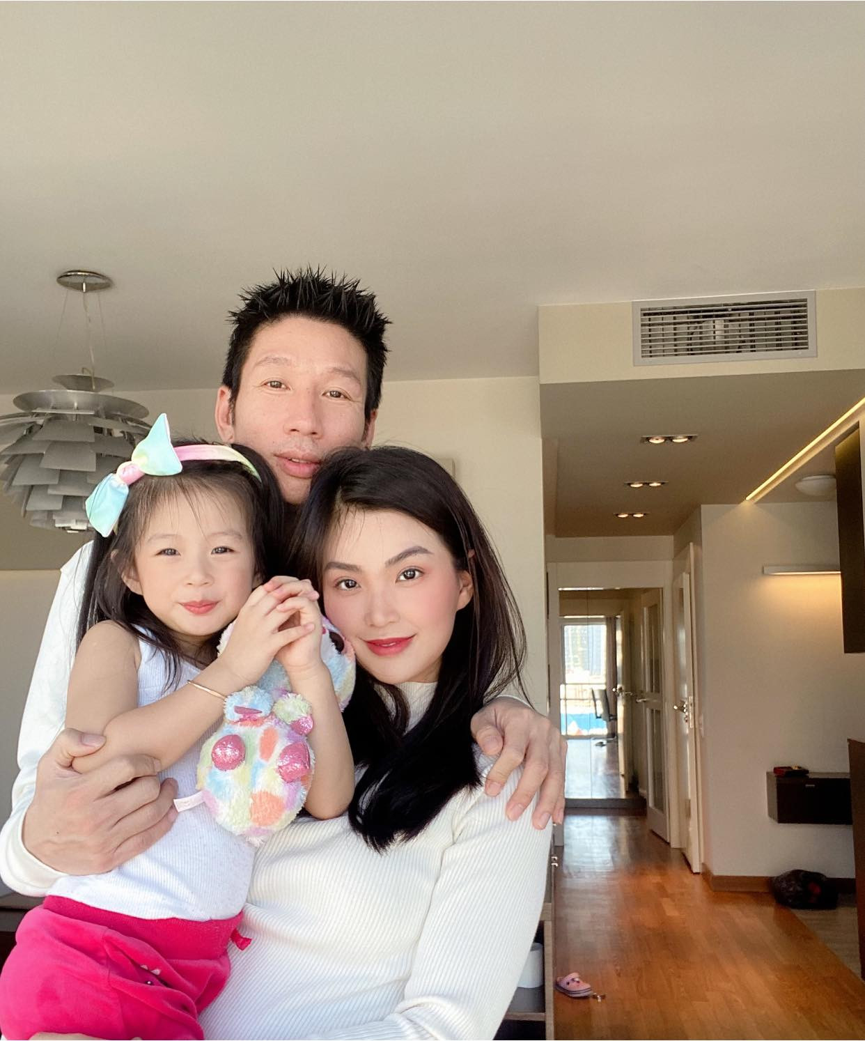 Á hậu Diễm Trang được về nước sau 9 tháng vì COVID-19, dàn hoa á hậu gửi lời chúc mừng ảnh 3