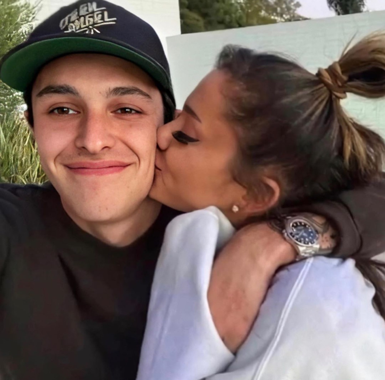 Ariana Grande đính hôn với bạn trai doanh nhân, khoe nhẫn kim cương lấp lánh ảnh 3