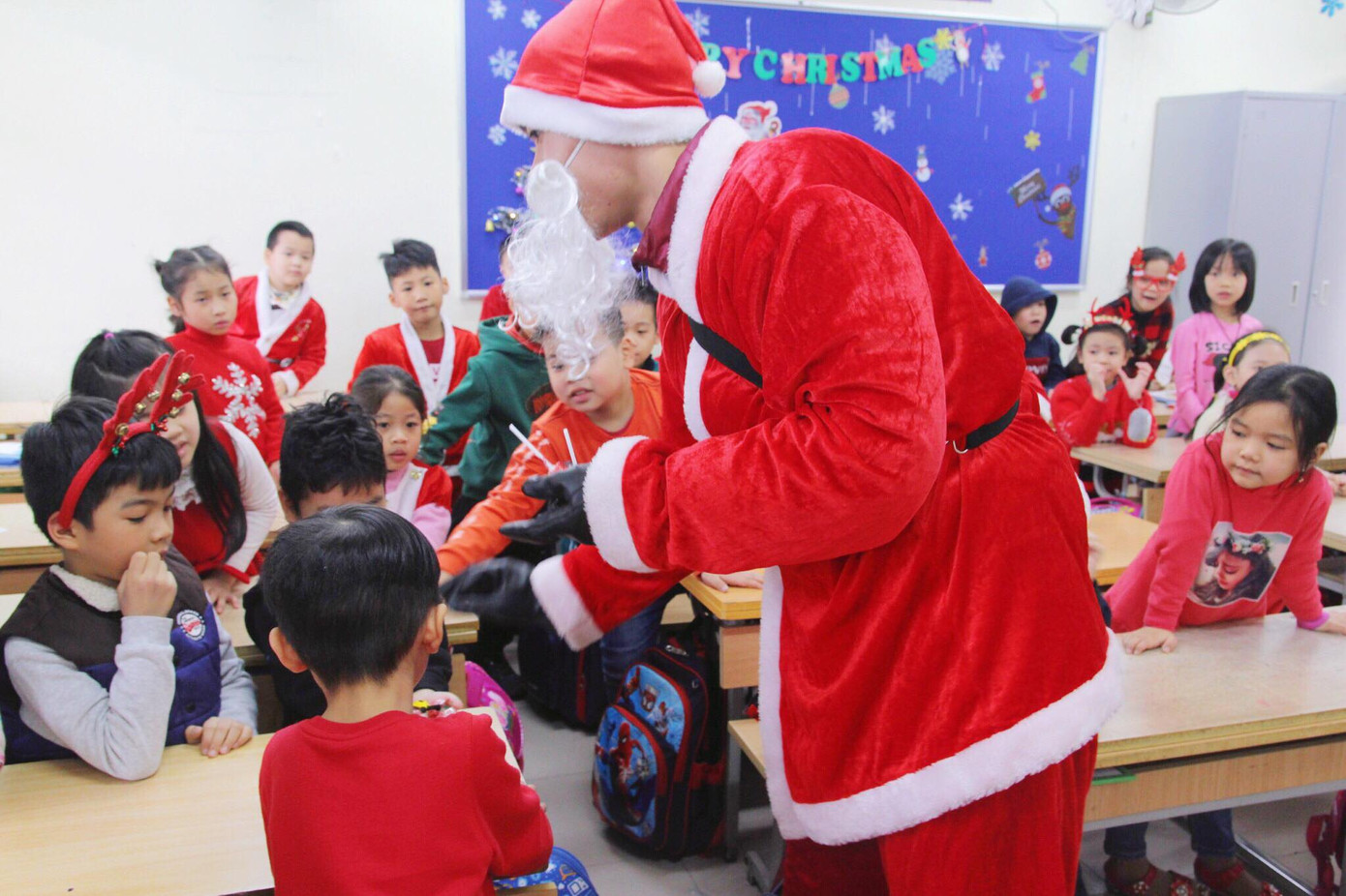 Một ngày bận rộn của 'ông già Noel' 9x tại Hà Nội ảnh 5