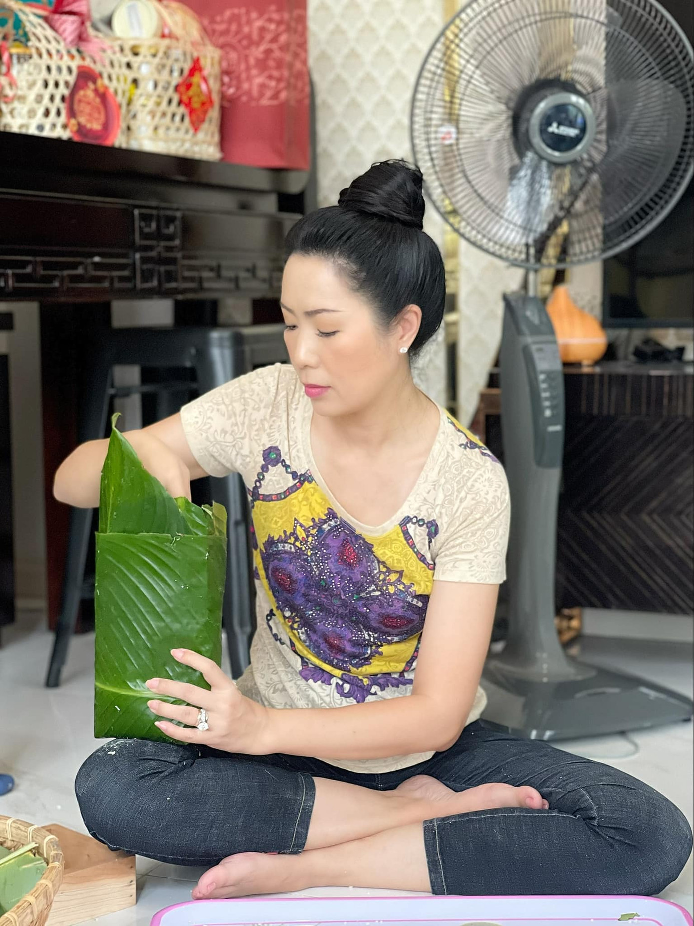 Á hậu - NSƯT Trịnh Kim Chi khoe thành quả gói bánh chưng của đại gia đình ảnh 3