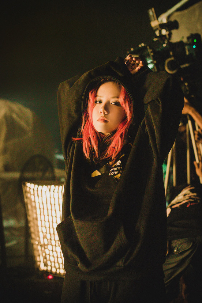 Phương Ly mua áo 90 ngàn ngoài chợ, tự biến tấu trang phục quay MV gây 'sốt' ảnh 3