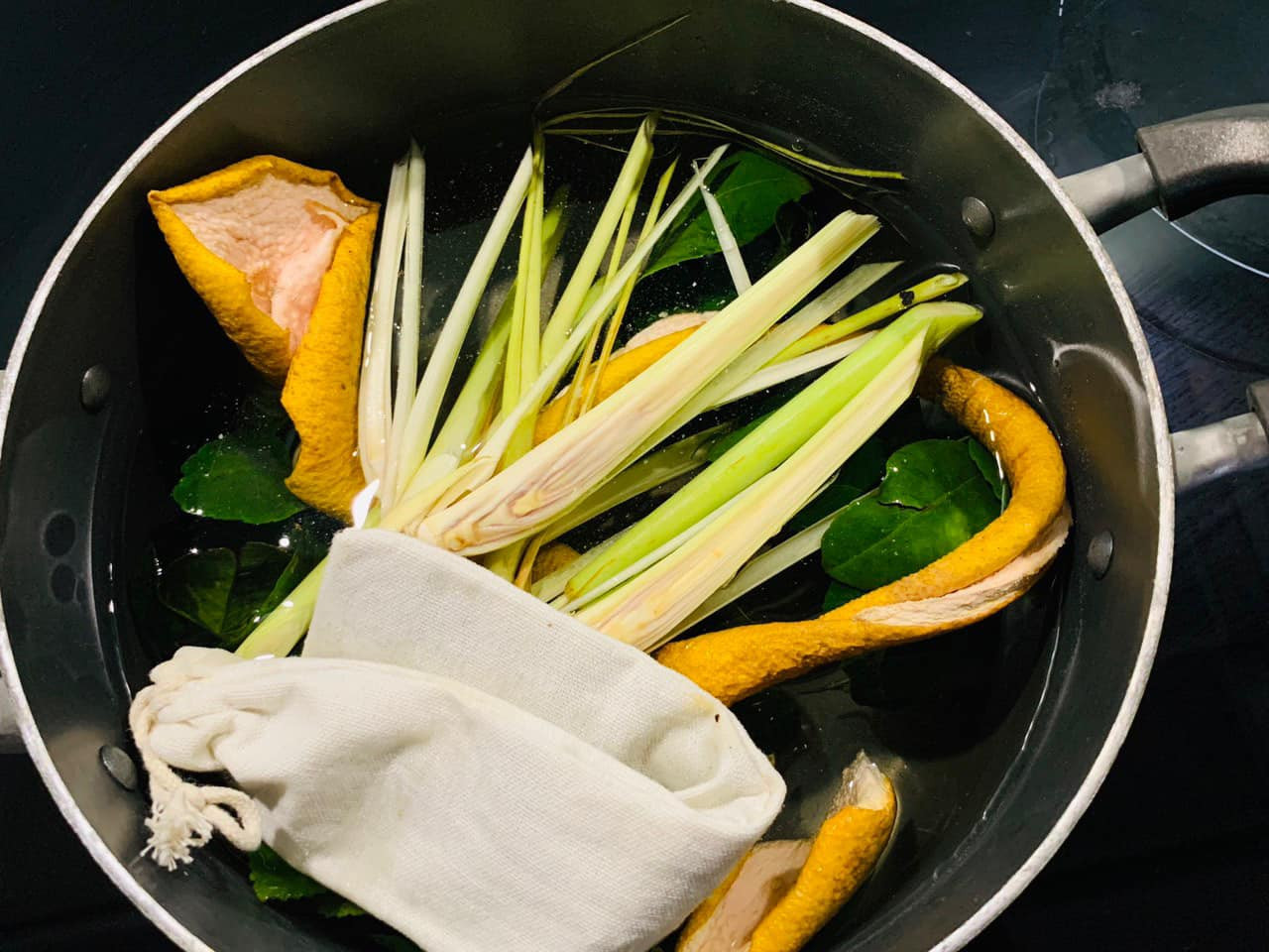 Bí quyết gìn giữ mái tóc mây của Hoa hậu Ngọc Hân ảnh 4