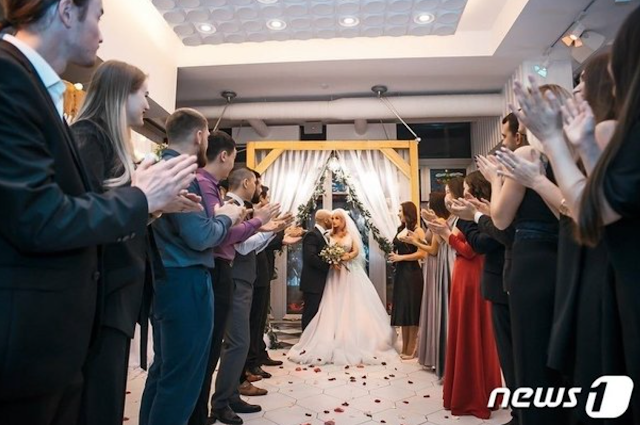 Vận động viên thể hình kết hôn cùng... búp bê sau hai năm 'hẹn hò' ảnh 3